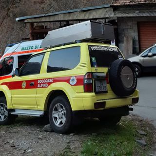 Cede il pavimento in baita e precipita dal primo piano, morto un uomo in Valle Strona