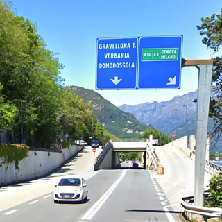 Lavori sul ponte ferroviario: senso unico alternato in superstrada a Baveno