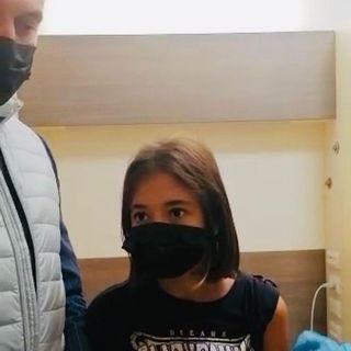Cirio posta la foto del figlia vaccinata, i no vax insorgono: &quot;I bambini non si toccano&quot;