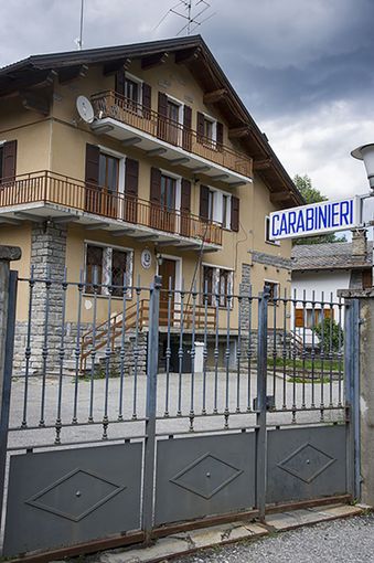 Sassi e colla nella serratura di una casa in Valle Vigezzo, sporta denuncia ai Carabinieri