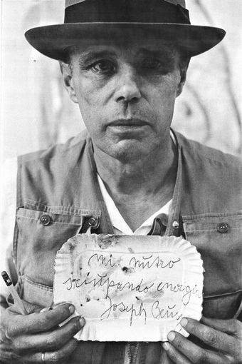 Martedì 22 da Sali & Pistacchi Joseph Beuys ritratto da Michele Buonomo Martedì 22 da Sali & Pistacchi Joseph Beuys ritratto da Michele Buonomo