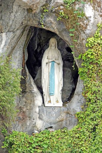 Al Calvario il Rosario per la Pace organizzato dal gruppo di preghiera di Medjugorje dell'Ossola