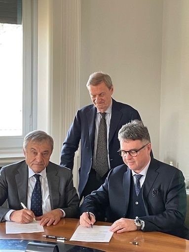 La firma dell'accordo La firma dell'accordo