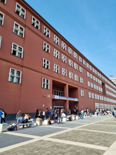 Studiare e lavorare per poter vivere a Milano da universitari? Studiare e lavorare per poter vivere a Milano da universitari?