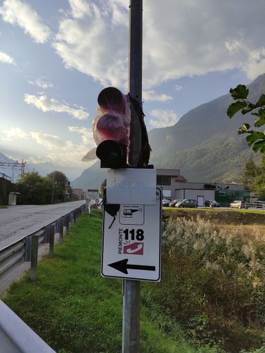 La minoranza di Premosello: “Da un anno non funziona il semaforo di via Donelli”