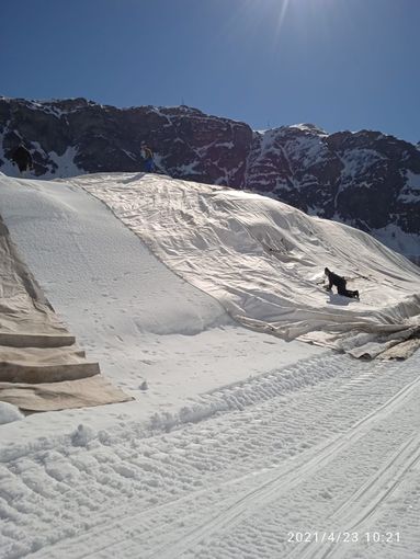 Riale ricicla la neve per anticipare la stagione degli sport invernali Riale ricicla la neve per anticipare la stagione degli sport invernali