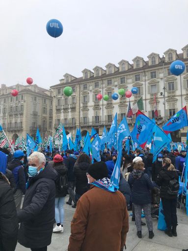 Sindacati, migliaia di persone a Torino: "Giù il fisco per lavoratori e pensionati" Sindacati, migliaia di persone a Torino: "Giù il fisco per lavoratori e pensionati"