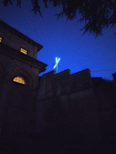 Nuova illuminazione a led per la croce del Calvario che tornerà a risplendere