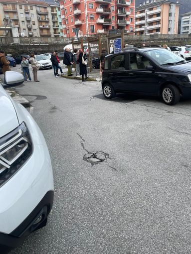 Automobilisti bloccati dentro il parcheggio della stazione Automobilisti bloccati dentro il parcheggio della stazione