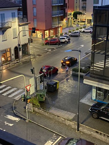 Semaforo guasto da mesi: un pericolo per gli automobilisti domesi