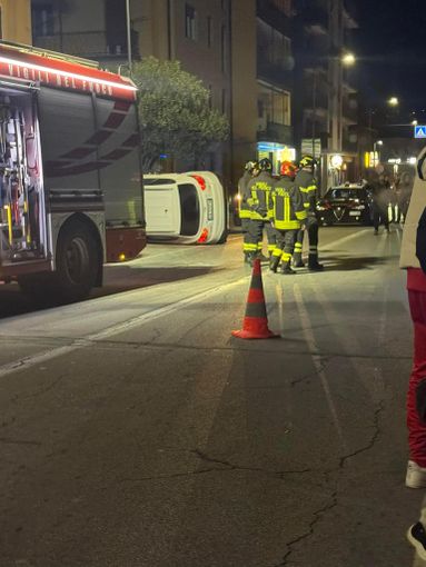 Auto si ribalta in via Sempione