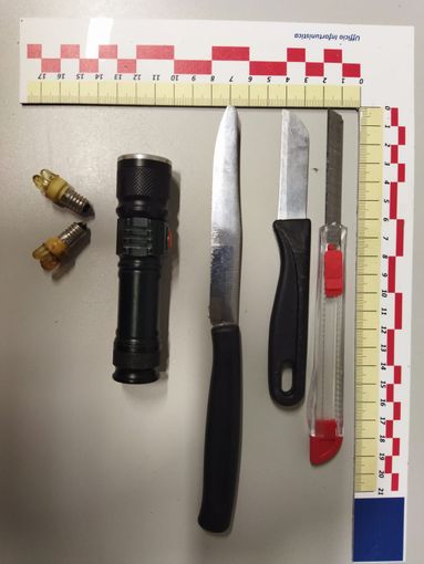 Domodossola, sorpreso di notte all'interno del cimitero con addosso coltelli e oggetti funerari