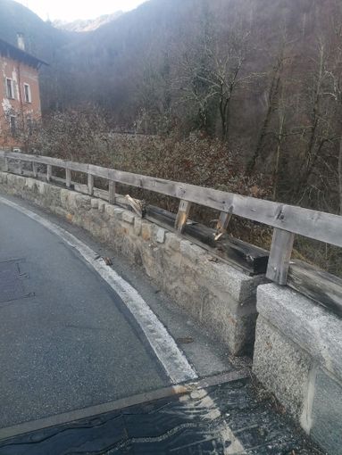 Ponte di Ribellasca, verranno sostituite le barriere in legno danneggiate Ponte di Ribellasca, verranno sostituite le barriere in legno danneggiate