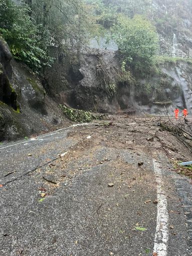 Frana ad Intragna, chiuse strada e ferrovia FOTO E VIDEO