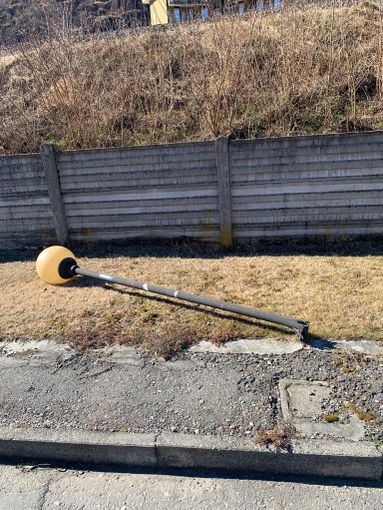 Uno dei punti luce fatti cadere dal vento in via Gorva