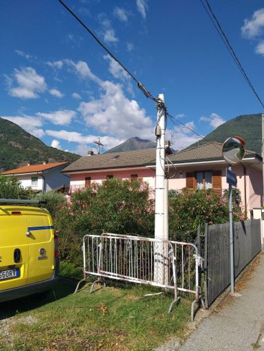 Rimesso a posto, dopo un anno, il palo della Telecom Rimesso a posto, dopo un anno, il palo della Telecom