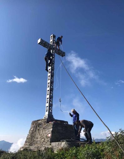 Gli Alpini al Moncucco per rendere ancora più bella la croce in vetta Gli Alpini al Moncucco per rendere ancora più bella la croce in vetta