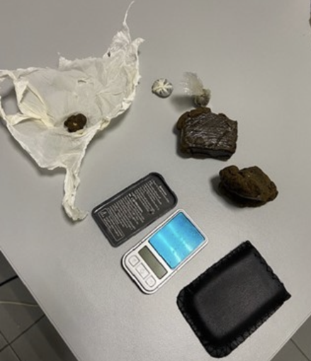 Domodossola, trovato con hashish e bilancino: giovane deferito all’Autorità giudiziaria Domodossola, trovato con hashish e bilancino: giovane deferito all’Autorità giudiziaria