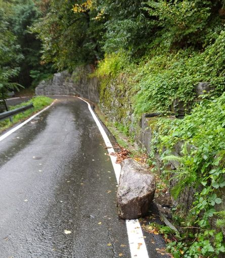 Maltempo, masso sulla strada per Anzino
