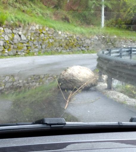 Masso sulla strada per Anzino