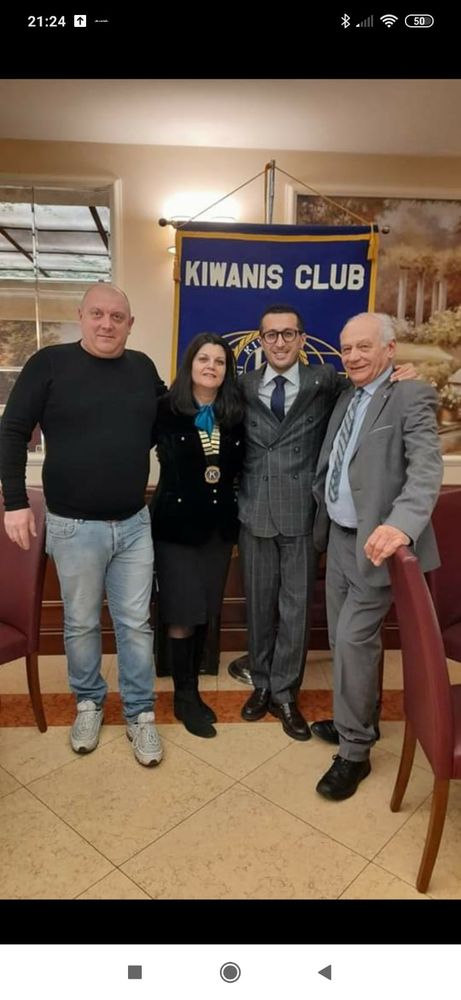Il presidente Bassi (a sinistra nella foto) con alcuni esponenti del Kiwanis Il presidente Bassi (a sinistra nella foto) con alcuni esponenti del Kiwanis
