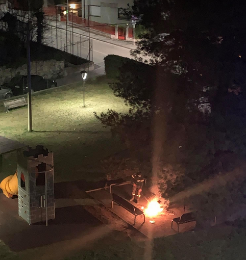 Ragazzini vandalizzano il parchetto di via Sant'Antonio. Mercoledì sera hanno anche appiccato un incendio FOTO