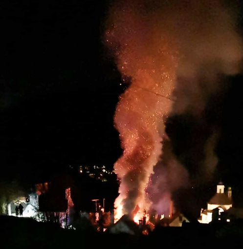 Notte di paura a Craveggia per un incendio in pieno centro paese