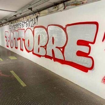 Roma, alla stazione Nomentana appare scritta pro Hamas: "7 ottobre - felice resistenza"