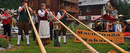 Il popolo delle Alpi si ritrova alla Fiera di San Bernardo Il popolo delle Alpi si ritrova alla Fiera di San Bernardo