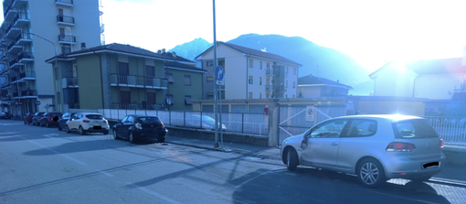 Vanno a sbattere mentre sono inseguiti dalle forze dell'ordine