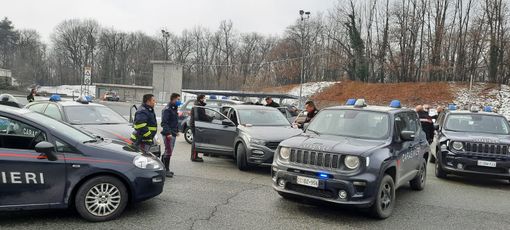 Forza un posto di controllo e fugge: fermato dai carabinieri dopo un lungo inseguimento