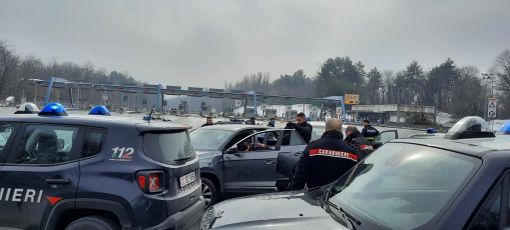 Inseguito per 64 chilometri, forza 3 posti di blocco e viene arrestato: non si sa perchè scappasse