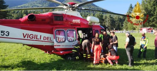Settantaduenne cade mentre cerca funghi, recuperato ferito dall'elicottero dei Vigili del fuoco VIDEO Settantaduenne cade mentre cerca funghi, recuperato ferito dall'elicottero dei Vigili del fuoco VIDEO