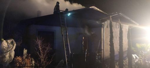 In fiamme il tetto di una casa a Mergozzo