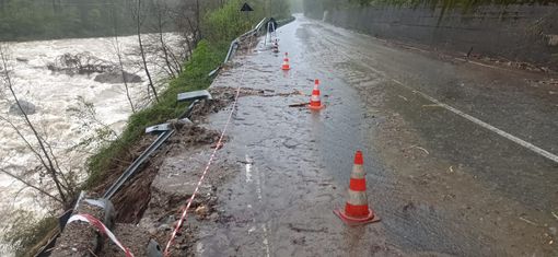 Frana a Pontegrande: strada sgomberata, ma si attende il sopralluogo per la riapertura Frana a Pontegrande: strada sgomberata, ma si attende il sopralluogo per la riapertura