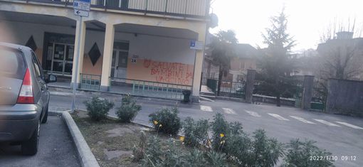 Scritte no vax sulla facciata delle scuole Bagnolini di Villa
