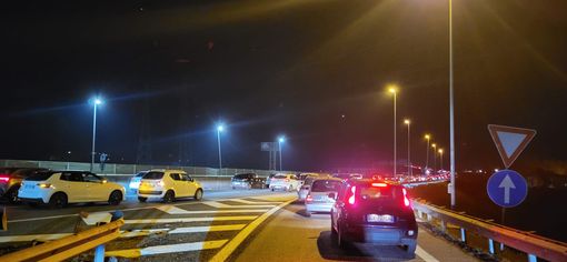 Tamponamento a catena sulla A26 a Gravellona Toce: sei feriti e traffico bloccato VIDEO Tamponamento a catena sulla A26 a Gravellona Toce: sei feriti e traffico bloccato VIDEO