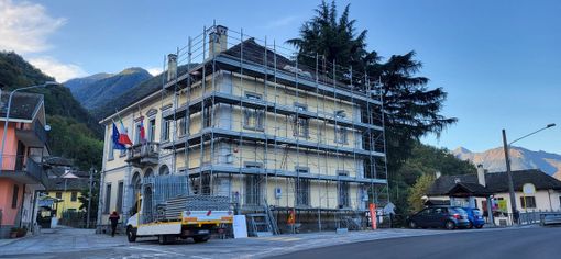Lavori in corso a Beura, si rifà la facciata del Comune Lavori in corso a Beura, si rifà la facciata del Comune