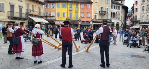I corni vallesani questa mattina in piazza Mercato I corni vallesani questa mattina in piazza Mercato