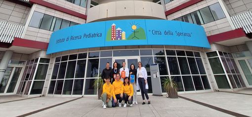 Matibellula e il Cantante della Solidarietà donano un defibrillatore alla città della Speranza di Padova Matibellula e il Cantante della Solidarietà donano un defibrillatore alla città della Speranza di Padova