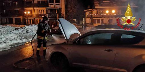 Macugnaga, auto in fiamme nella notte a Staffa: intervento dei Vigili del Fuoco