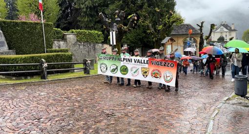 La pioggia non frena l’allegria degli Alpini, successo per il decimo raduno in Valle Vigezzo FOTO E VIDEO