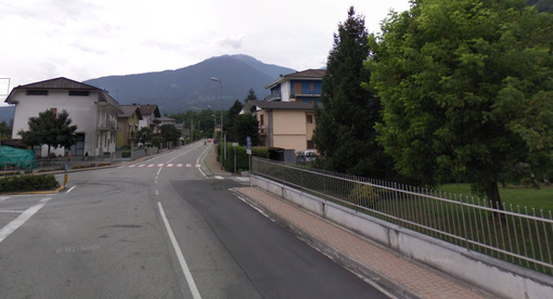 Ladri nella notte a Bisate: scavalcano la recinzione e provano a forzare la porta Ladri nella notte a Bisate: scavalcano la recinzione e provano a forzare la porta