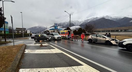 Scontro tra due auto al Villaggio Sisma FOTO Scontro tra due auto al Villaggio Sisma FOTO