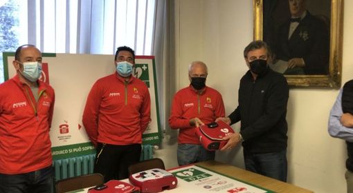 Lo sci club G.S. Bognanco dona due defibrillatori alla comunità