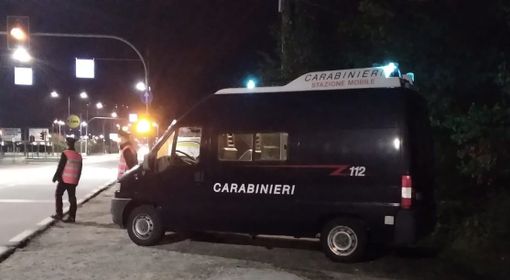 Autista di un autoarticolato distrugge le barriere di una stazione di servizio Autista di un autoarticolato distrugge le barriere di una stazione di servizio