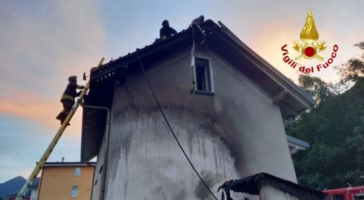 Incendio a Villadossola: in fiamme un capanno attrezzi Incendio a Villadossola: in fiamme un capanno attrezzi