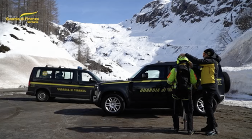 Tre ventenni lombardi bloccati sopra Devero, soccorsi dall'elicottero della Finanza VIDEO