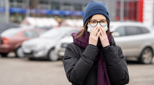 Niente più mascherina all'aperto. L'obbligo rimane per negozi e mezzi pubblici