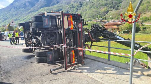 Camion si ribalta sulla provinciale di Premosello, lievi ferite per un uomo VIDEO Camion si ribalta sulla provinciale di Premosello, lievi ferite per un uomo VIDEO